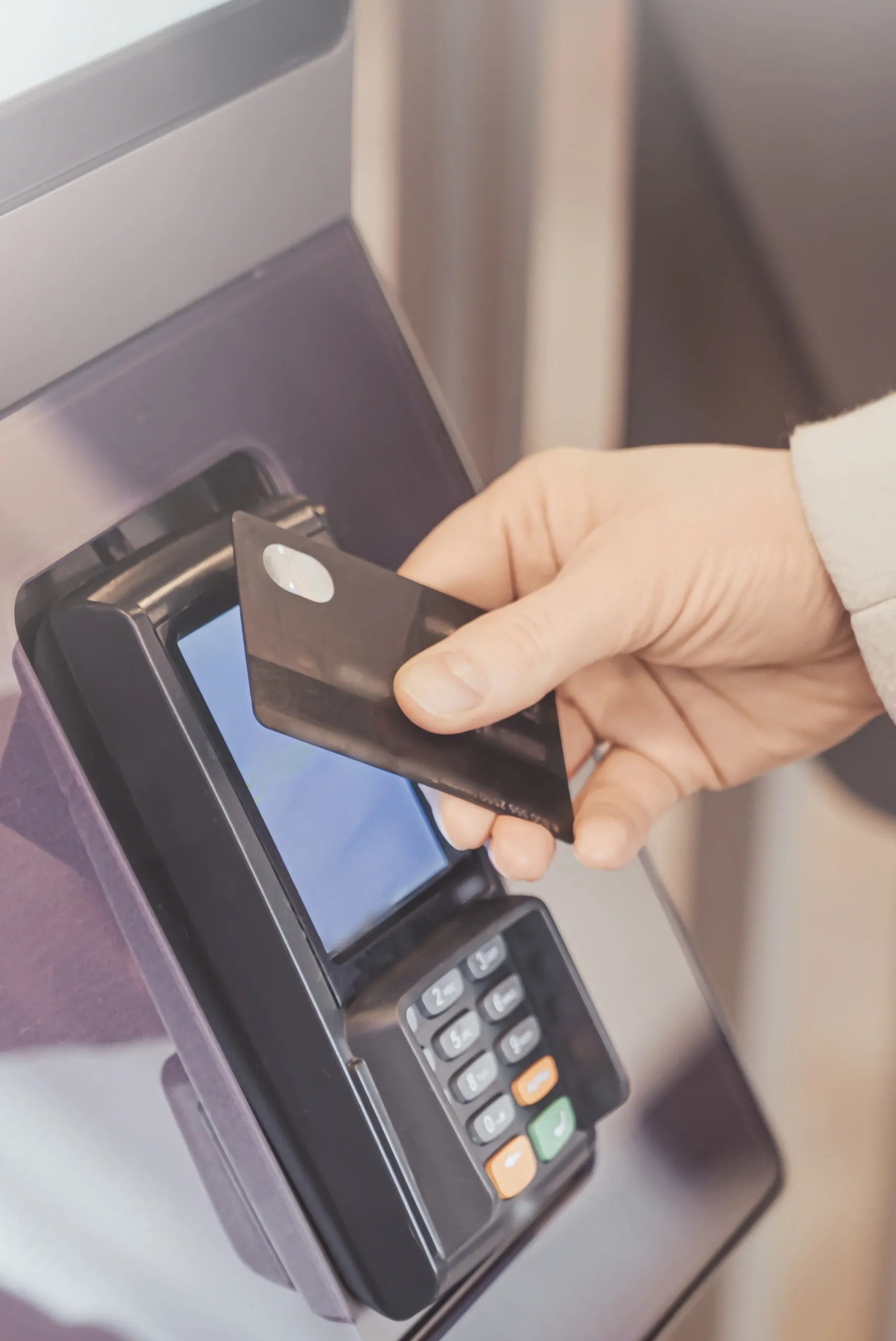 Self-checkout kiosk with cashless payment